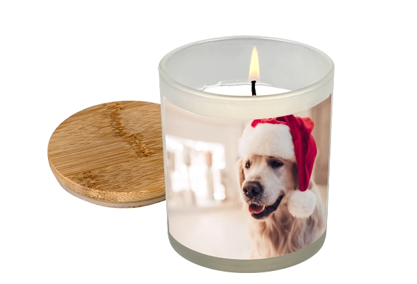 Personalisierte Duftkerze mit eigenem Foto Klassische Fotoprodukte zu Weihnachten: Personalisierte Duftkerze im Glas mit Foto eines Hundes in Weihnachtsmütze und Bambusdeckel.