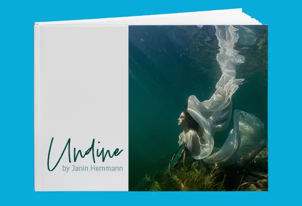 Unterwasserfotografie im Fotobuch gestaltet bei ORWO Weißes Fotobuch im Querformat mit dem Schriftzug Undine und einem Unterwasserfoto einer Frau in weißem Kleid steht auf blauem Grund. Gestalte dein ORWO Fotobuch.
