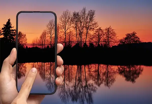 Winterfotos zur Blauen Stunde: Unsere Tipps Sonnenuntergang über einem See zur Blauen Stunde fotografieren. Diese Tageszeit ist auch für schöne Winterfotos ideal.