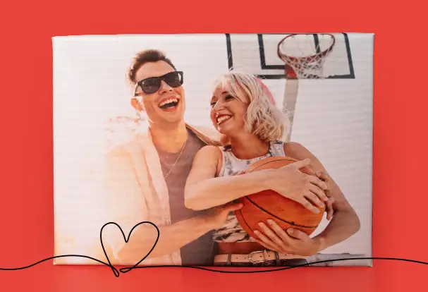 Foto von einem jungen Paar auf dem Basketball-Platz, gedruckt auf eine Fotoleinwand – große Momente im Großformat gedruckt