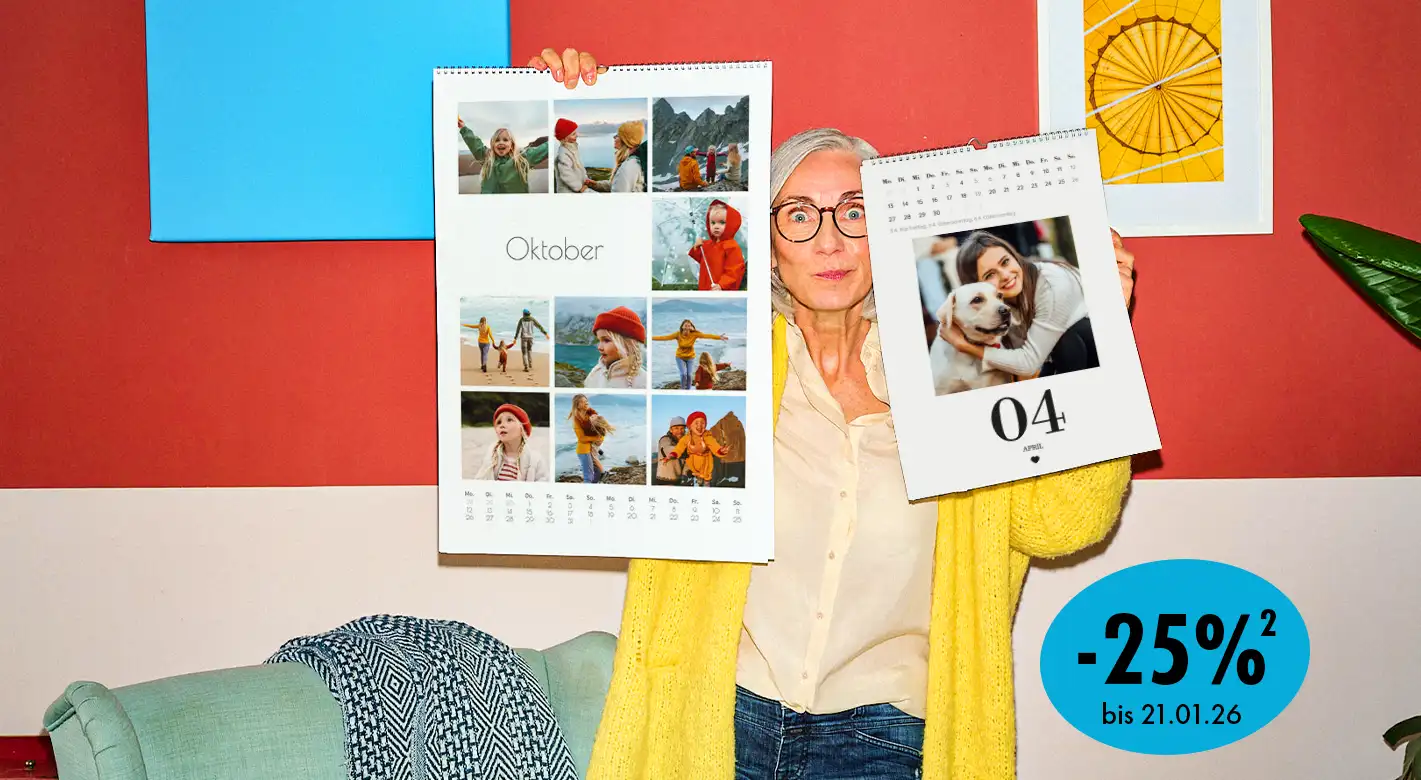 ORWO Fotoprodukte – Personalisierte Fotokalender mit 25 % Rabatt ORWO Fotoprodukte Kalenderheader mit Frau, die zwei personalisierte Fotokalender mit Familien- und Hundefotos präsentiert, Aktionshinweis 25 % Rabatt bis 21.01.26 auf rotem Hintergrund
