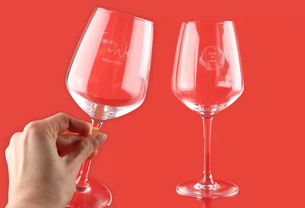 Time for Wine! Gestalte personalisierte Rot- oder Weißweingläser mit Gravur für alle Weinkenner unter deinen Sommerparty-Gästen. Weingenuss garantiert!