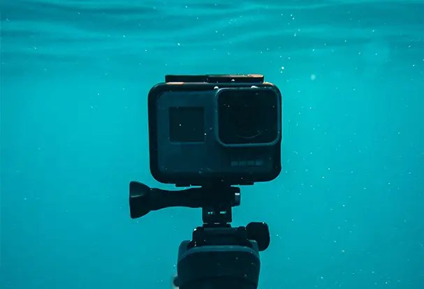 Actioncam unter Wasser, um besonders bewegte Unterwasserbilder aufzunehmen. Erhalte einfach umsetzbare 10 Tipps zur Unterwasserfotografie von ORWO.