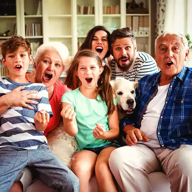 Der wichtigste Familienfoto-Tipp ist, dass alle Spaß haben. In spontanen Momenten entstehen manchmal die besten Bilder - auch wenn nicht alle in die Kamera lächeln.