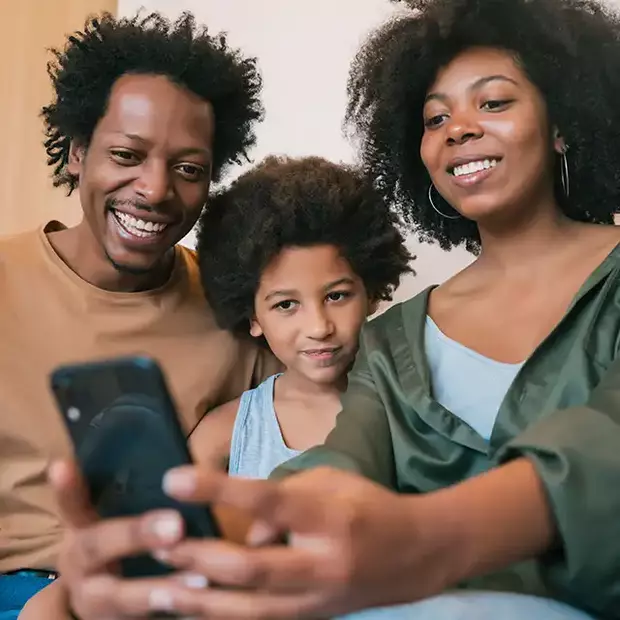 Fehlt dir eine Idee für ein Familienfoto, das kreativ ist? Dann holt euch vor dem Fotoshooting gemeinsam Inspiration auf Instagram - schnell und einfach direkt am Handy. 