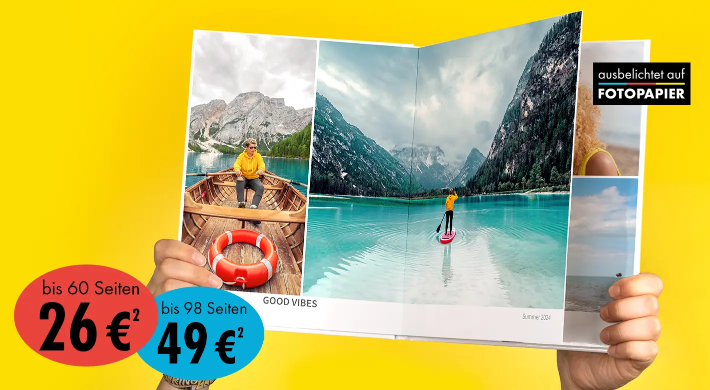 ORWO Fotoprodukte – Fotobuch auf echtem Fotopapier ab 26 € gestalten Frau hält ein geöffnetes Fotobuch mit eindrucksvollen Reisefotos vor gelbem Hintergrund hoch, Angebot für Fotoprodukte sichtbar