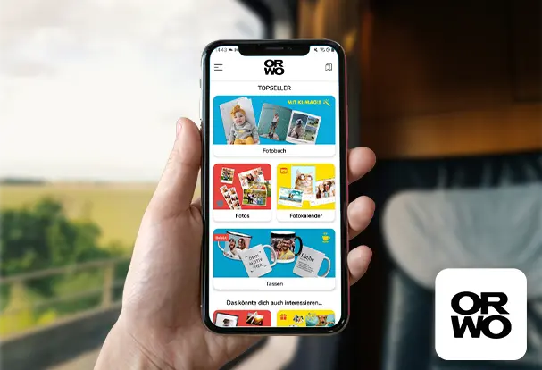 Foto-App für fast alle ORWO Produkte Nahaufnahme eines Smartphones mit der installierten Foto-App. Auf dem Bildschirm ist die Benutzeroberfläche der App zu sehen, die den Zugriff auf eine Vielzahl von ORWO-Produkten ermöglicht.