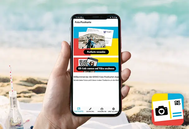 Fotopostkarte mit Foto-App gestaltet und versendet Nahaufnahme eines Smartphones, auf dem die Foto-App geöffnet ist. Der Nutzer gestaltet eine Fotopostkarte mit verschiedenen Bildern und Texten.