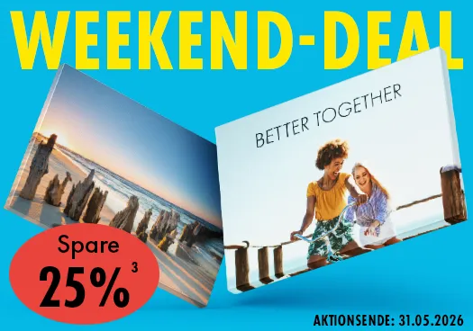 ORWO Fotoleinwand mit eigenen Fotos gestalten und vom Weekend Deal profitieren ORWO Fotoleinwände mit Strandmotiv und zwei Freunden auf einem Fahrrad vor blauem Hintergrund, beworben im Weekend Deal mit Rabattaktion