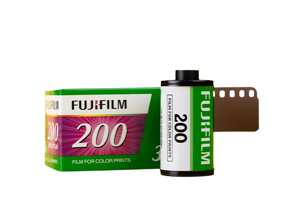 Fotoprodukte: Erwecke deine analoge Leidenschaft Der Fuji-Kleinbildfilm C41-200 mit 36 Aufnahmen wartet auf deine Inspiration. Wir kümmern uns auch um Fotoprodukte deiner Analogfotografie.