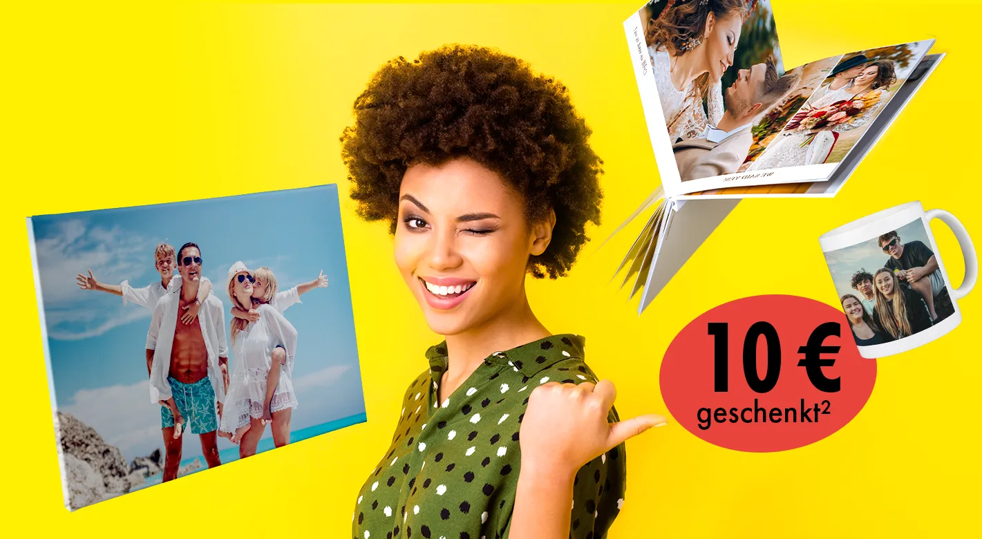 Fotoprodukte individuell gestalten Frau zeigt auf verschiedene personalisierte Fotoprodukte wie Fotoleinwand, Fotobuch und Fototasse vor gelbem Hintergrund sowie Gutscheinaktion über 10 Euro