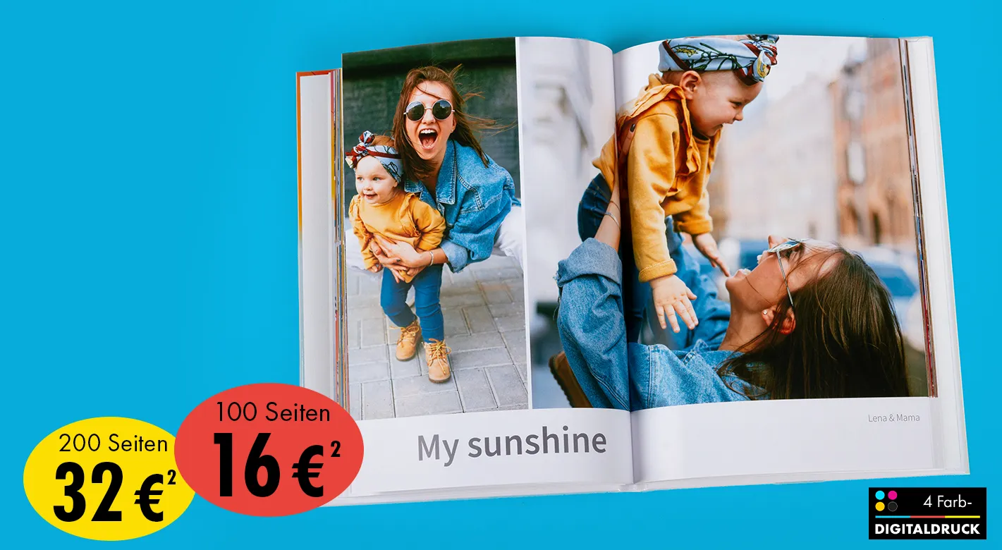 Fotoprodukte individuell gestalten mit persönlichen Familienfotos und Festpreisen Aufgeschlagenes Fotobuch mit Mutter und Kind auf großformatigen Seiten sowie Preisangeboten für Fotoprodukte auf blauem Hintergrund