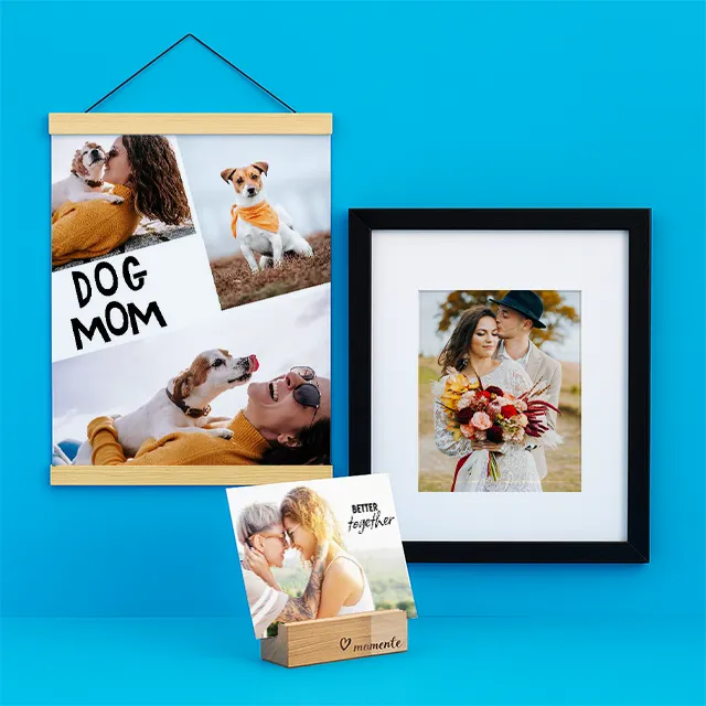 Fotozubehör für deine Wandgestaltung – Posterleisten, Rahmen und Aufsteller kombinieren Verschiedene Fotoprodukte wie Poster, Rahmen und Aufsteller auf blauem Hintergrund.