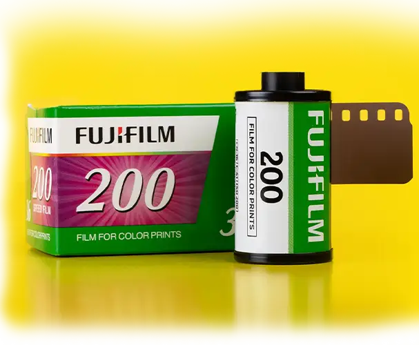 Fujifilm Kleinbildfilm 200 ISO auf gelbem Hintergrund Kleinbildfilm Fujifilm 200 – analoges Fotozubehör für brillante Farbaufnahmen.
