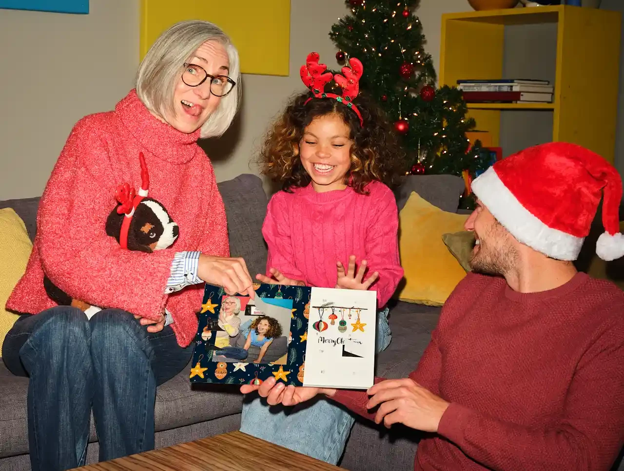 Familie öffnet personalisierten Foto-Adventskalender. Perfekt zum selbst gestalten.