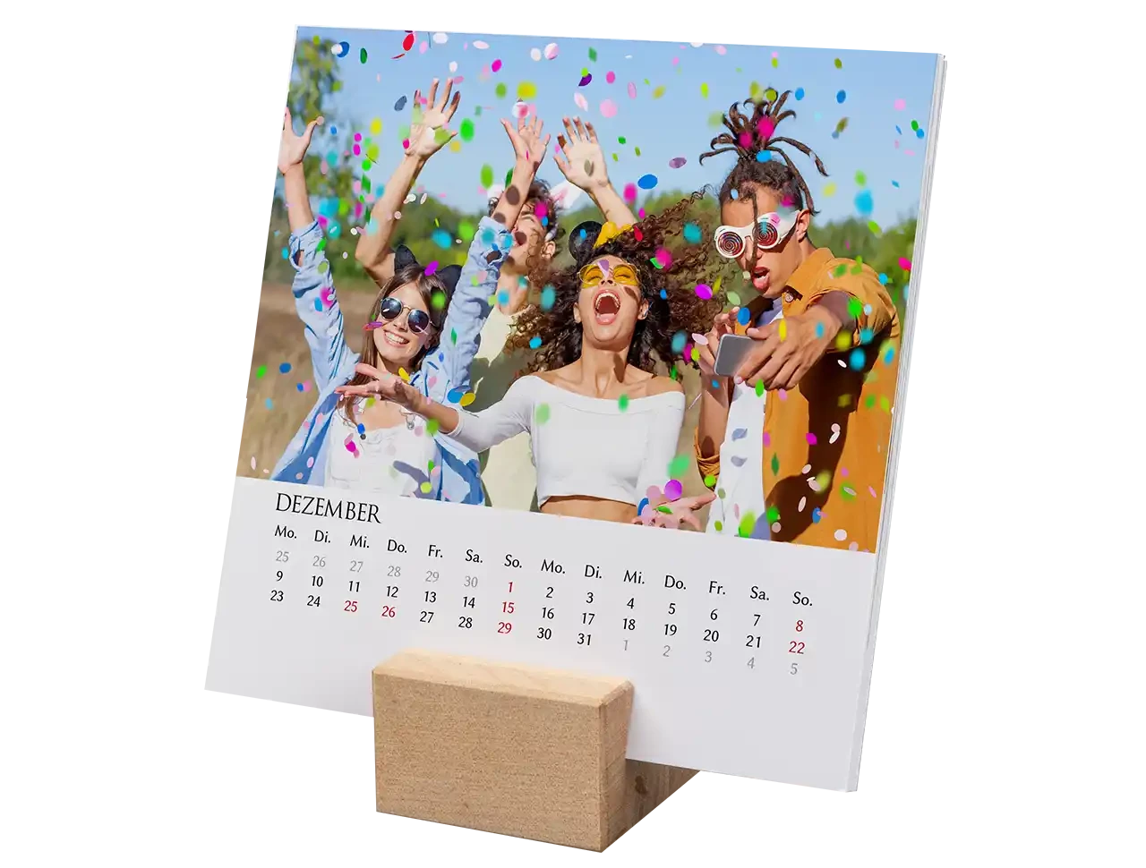 Ein Tischkalender mit Holzfuß zeigt die detailreiche Qualität unserer Produktion. Der Fotokalender ist günstig und bietet eine Menge kreativen Freiraum.