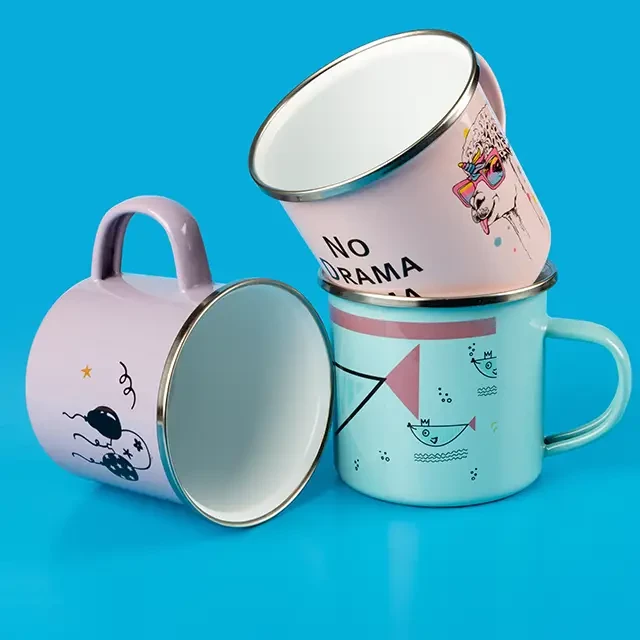 Bunte Emaille Tassen mit deinem Lieblingsdesign personalisieren. Wähle zwischen Hellblau, Rosa oder Lila für deine Tasse.