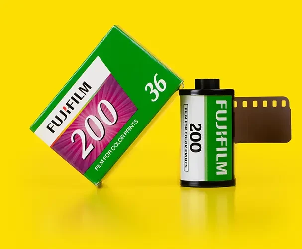 Der Fuji-Kleinbildfilm, bereit, die Magie der analogen Fotografie einzufangen.