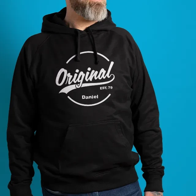 Möchtest du einen Hoodie bedrucken lassen? Dann wähle die für dich geeignete Größe aus und dann die Design-Vorlage, die dir am besten gefällt und los geht's.