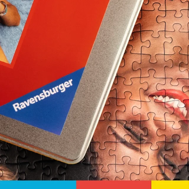 Die Ravensburger Fotopuzzle stechen mit herausragender Qualität hervor. So kannst du die Puzzleteile in einer individuell bedruckten Metallbox erhalten.