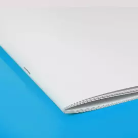 Fotoheft mit Klammerbindung Weißes Fotoheft mit sichtbarer Klammerbindung auf blauem Untergrund. Zu sehen ist dabei nur ein Anschnitt des Fotohefts.