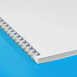 Fotobuch mit silberfarbener Spiralbindung Ein weißes Fotobuch mit silberner Spiralbindung auf blauem Untergrund. Zu sehen ist dabei nur ein Anschnitt des Fotobuchs