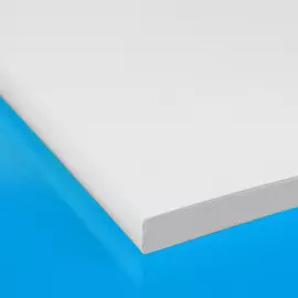 Fotobuch mit flexiblem Softcover Buchumschlag Weißes Fotobuch mit flexiblem Softcover mit glatter Oberfläche auf blauem Hintergrund. Zu sehen ist dabei nur ein Anschnitt des Fotobuchs