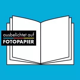 Fotobuch, Seiten ausbelichtet auf echtem Fotopapier Stilisiertes offenes Fotobuch mit angedeuteter Layflat-Bindung auf blauem Hintergrund. Ein Siegel mit dem Text „ausbelichtet auf Fotopapier“ ragt über die Grafik. Stellvertretend für die Auswahl „Echtfoto“ für dein Fotobuch.