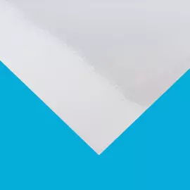 Fotobuch, Innenseiten glänzend Anschnitt einer weißen Fotobuchseite mit Lichtreflexion auf blauem Hintergrund. Die Grafik steht stellvertretend für die Auswahl „Glanz“ in Bezug auf die Seiten deines Fotobuchs.