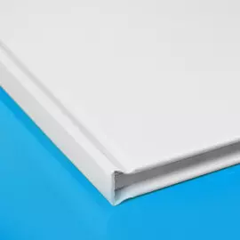 Fotobuch mit robustem Hardcover-Einband Weißes Hardcover-Fotobuch mit sichtbarem Buchrücken auf blauem Hintergrund. Zu sehen ist dabei nur ein Anschnitt des Fotobuches.